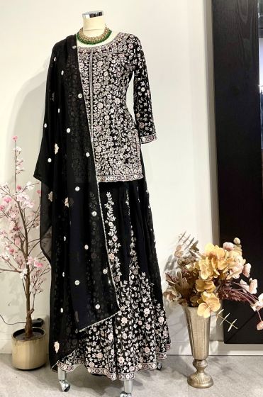 Black Heavy Thread Work Short Suit